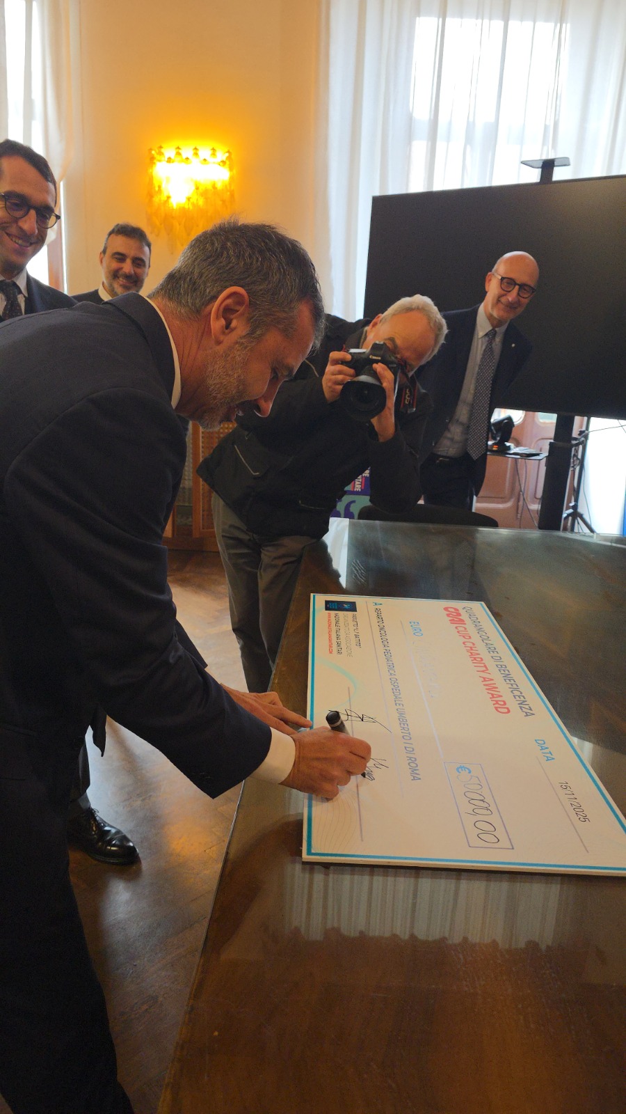 Firma dell’assegno solidale del CRAI Charity Award